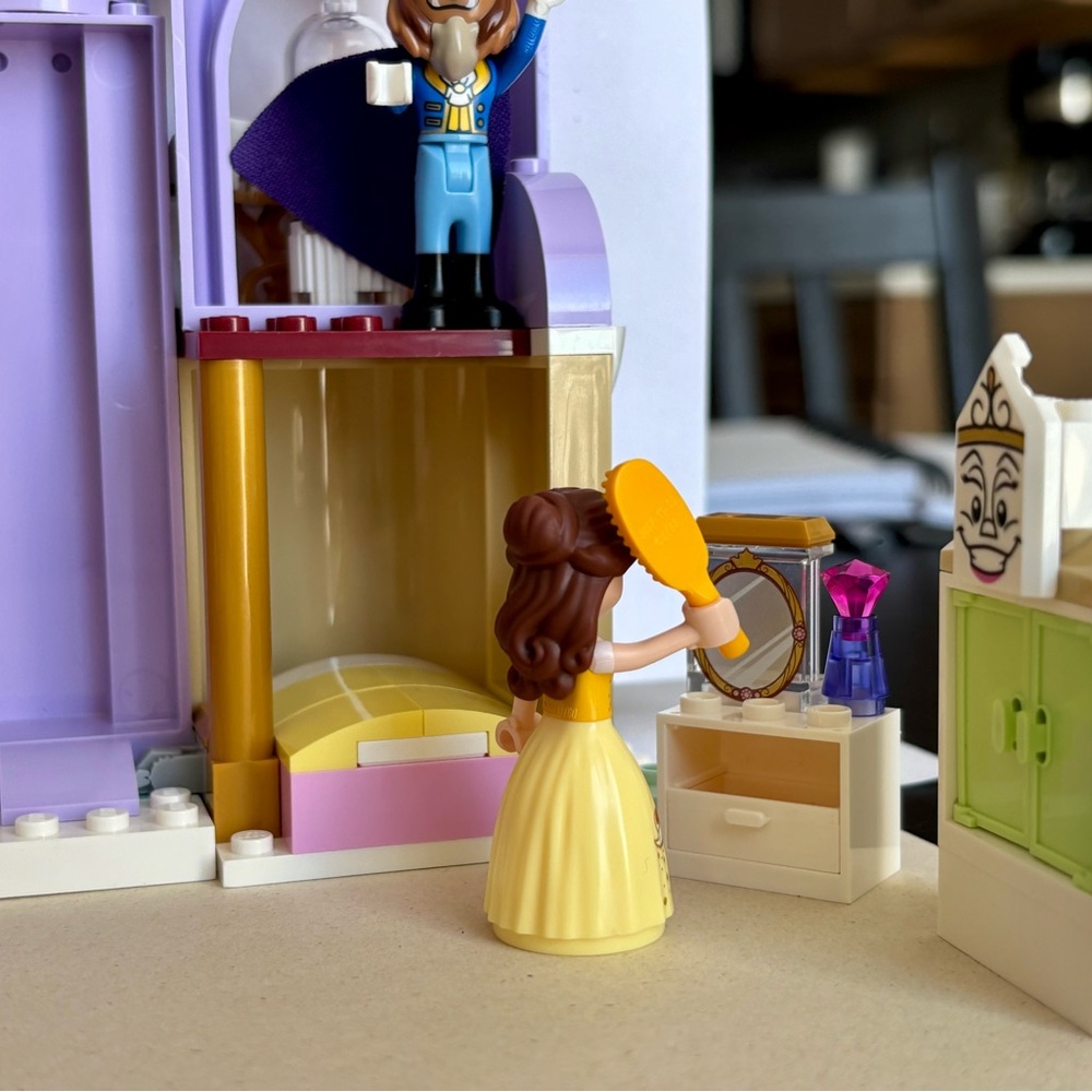 Disney Lego 43180 Belle’s Winter Castle Celebration - Picture 8 of 11